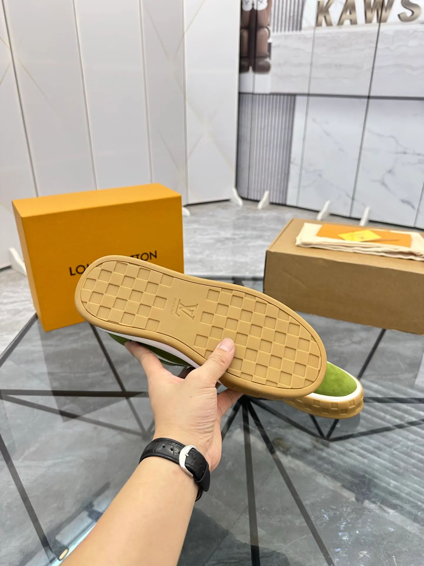 Men's shoes for sale 💰: 💰P660¥ Top quality Comes with airplane case Product trademark: LV* "Louis Vuitton*" low-top casual shoes Regular size: 35-44 (can be customized to 45) Couple style Product materials: imported nubuck leather upper, sheepskin lining, original outsole. Number: 819